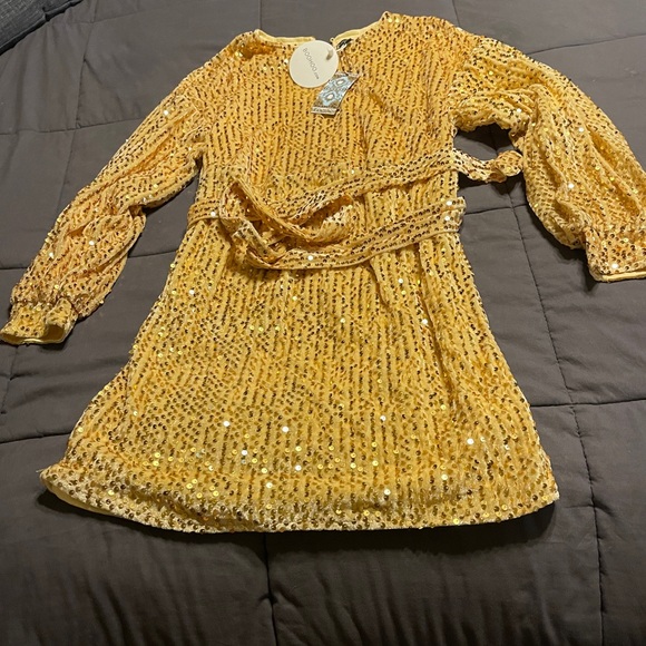 Boohoo Dresses & Skirts - BooHoo Gold Velvet Sequin Long Sleeve Disco Dress